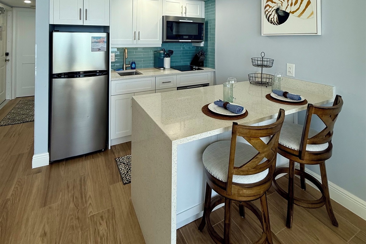 Countertop island w/ swivel bar stools