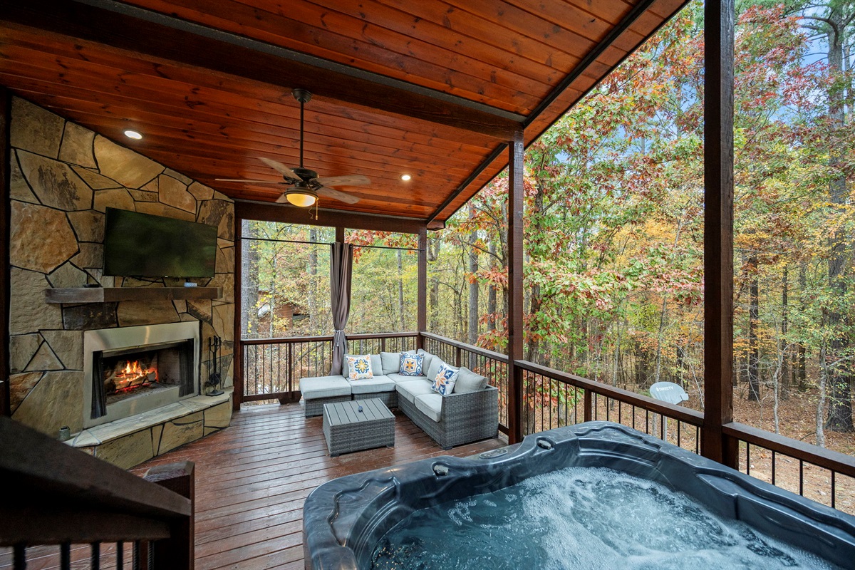 Round Here Buzz gives you room to breathe 🌲✨ A wrap around porch and a big back deck with a hot tub, outdoor fireplace, and comfy spots to sit and unwind. Kick back, soak, and enjoy every peaceful moment of your Hochatown escape 💫🔥🛁 