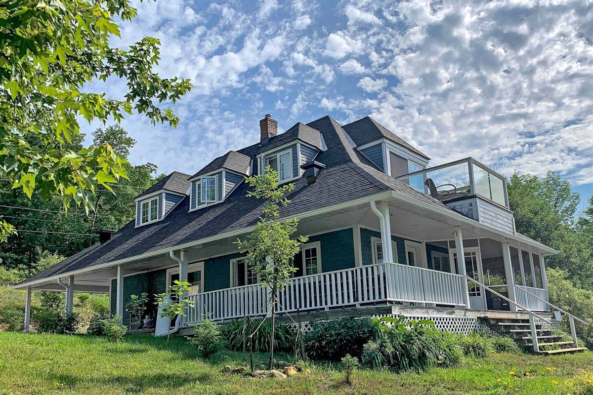 Grande galerie qui fait presque le tour de la maison, veranda avec moustiquaire, BBQ, table de patio et foyer extérieur (bois inclus)- NON partagé! 