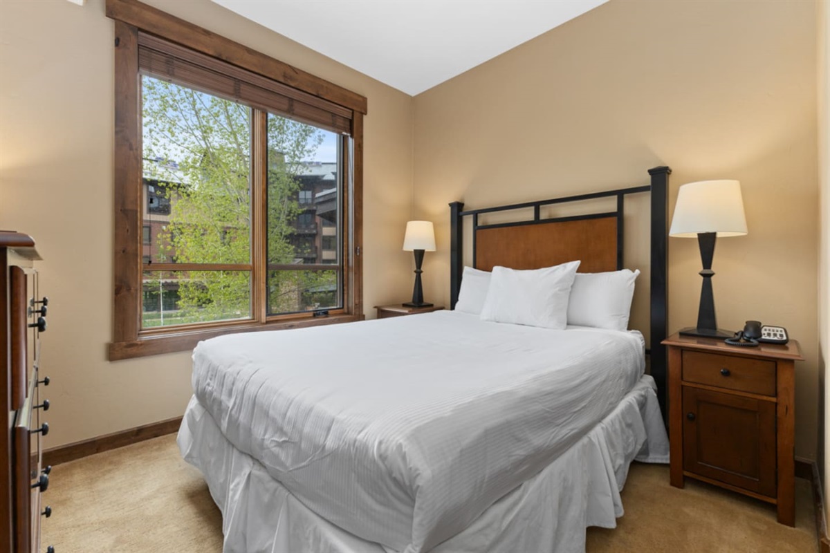 Ensuite Bedroom 2- Queen Bed