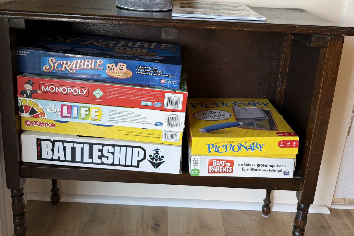 Assorted games in Den