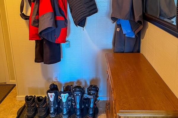 Entry dirty room for ski gear or golf clubs