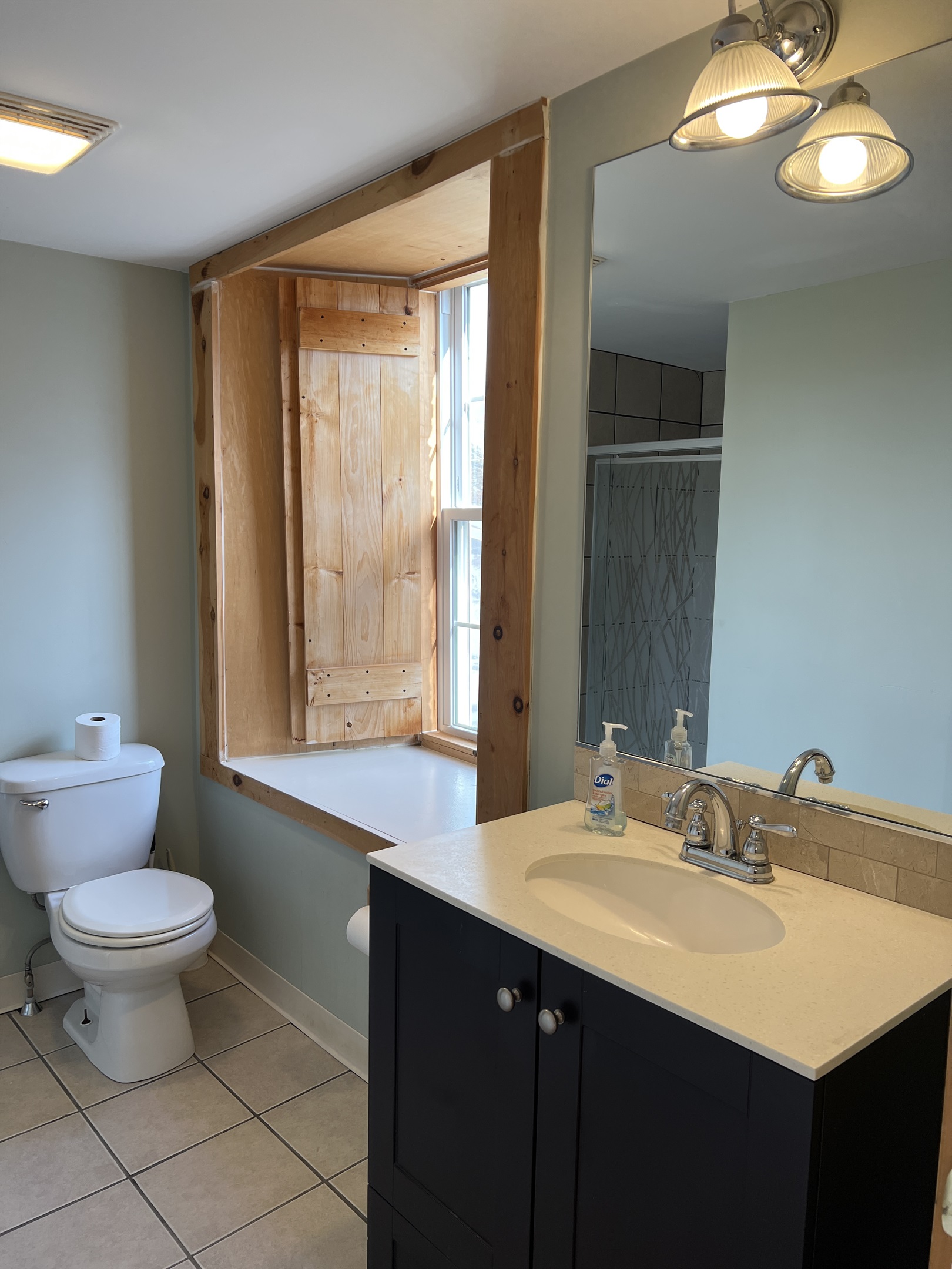 Queen #1 ensuite bath with shower