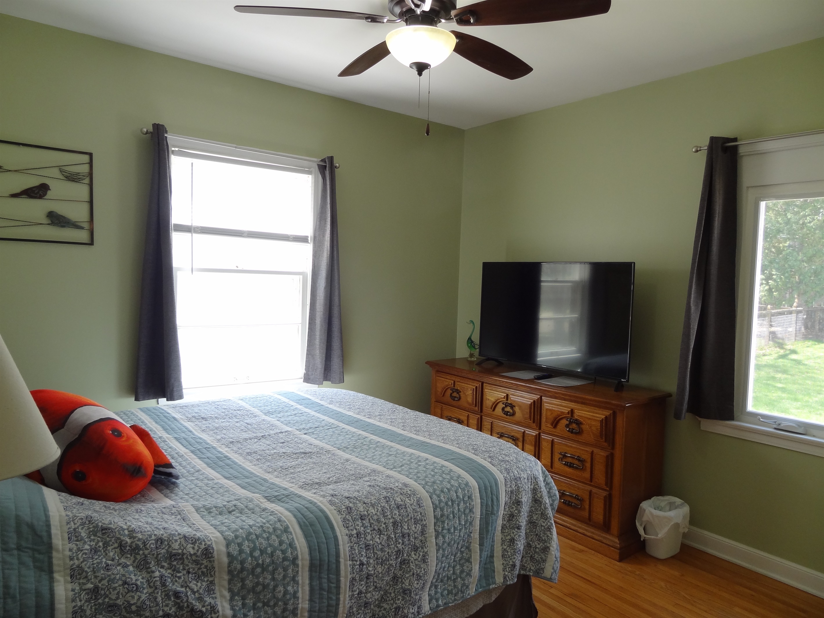 2nd bedroom with queen bed and Roku smart TV