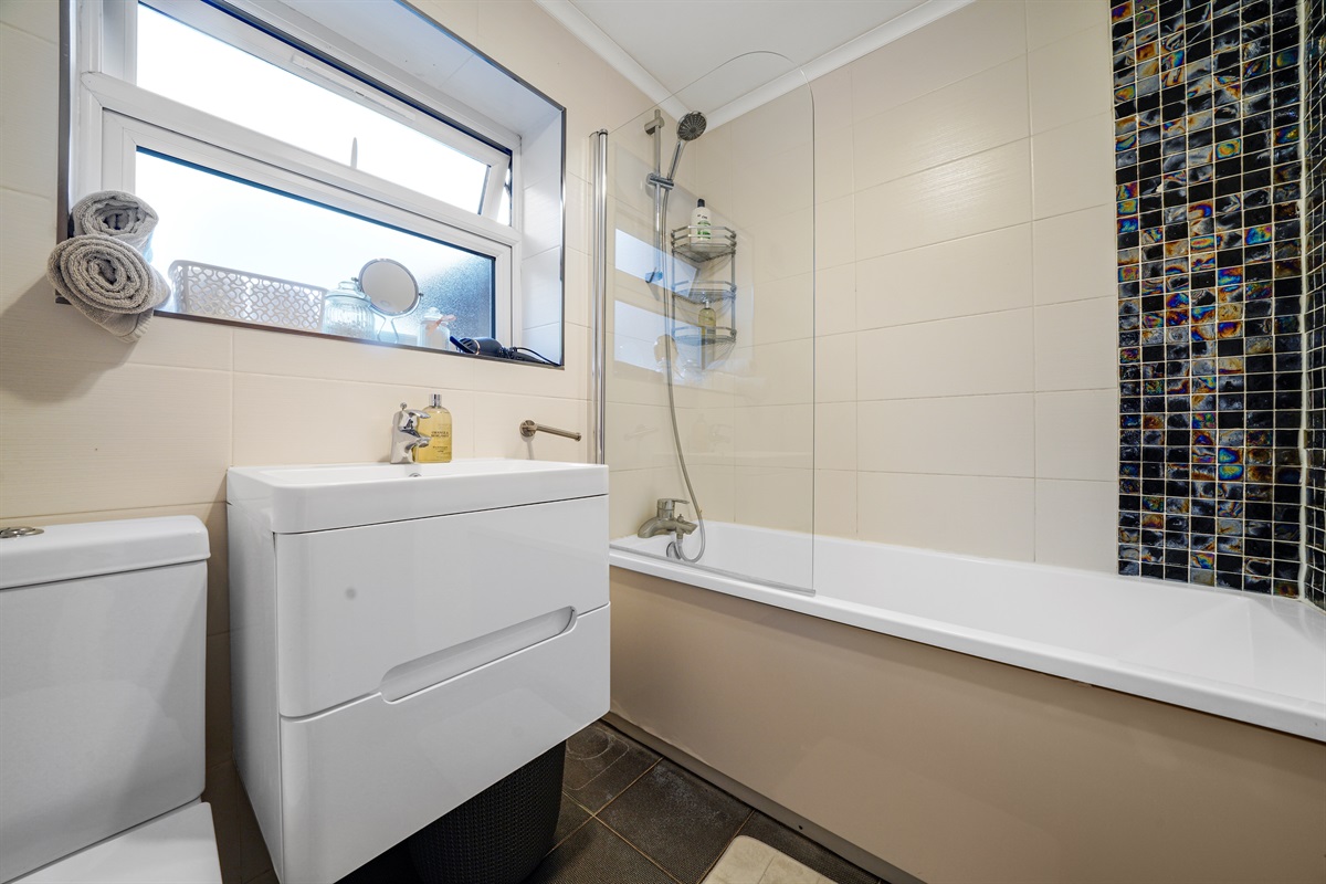 [Upstairs bathroom Shower and Bath tub]