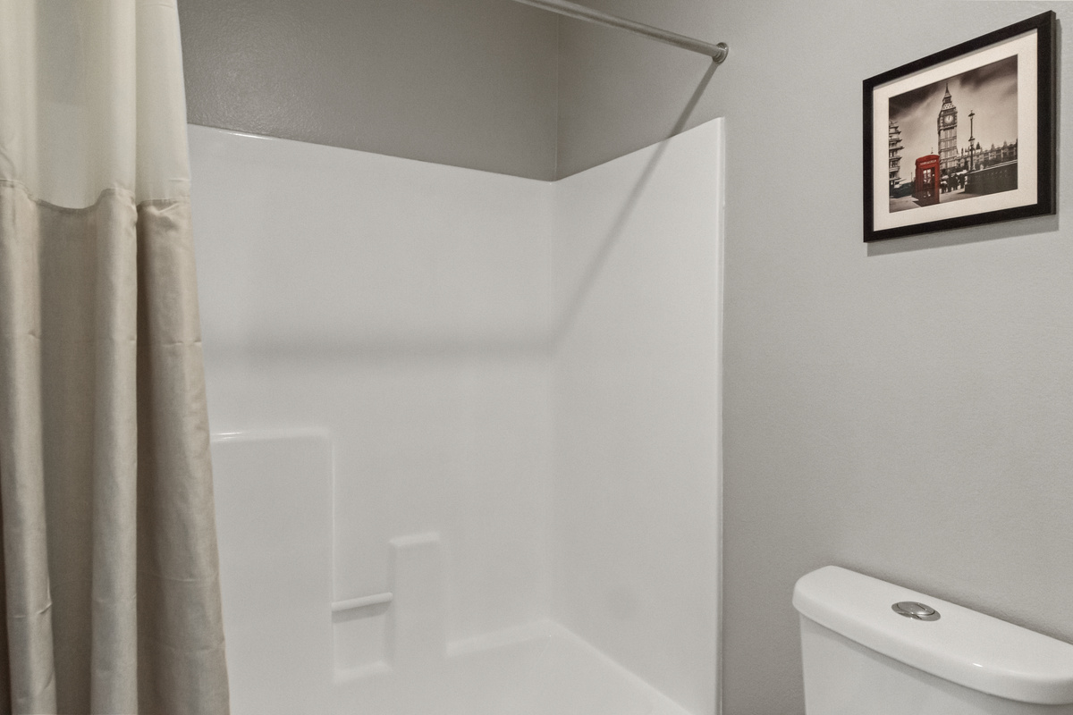 Fresh, clean bathroom with essential amenities.