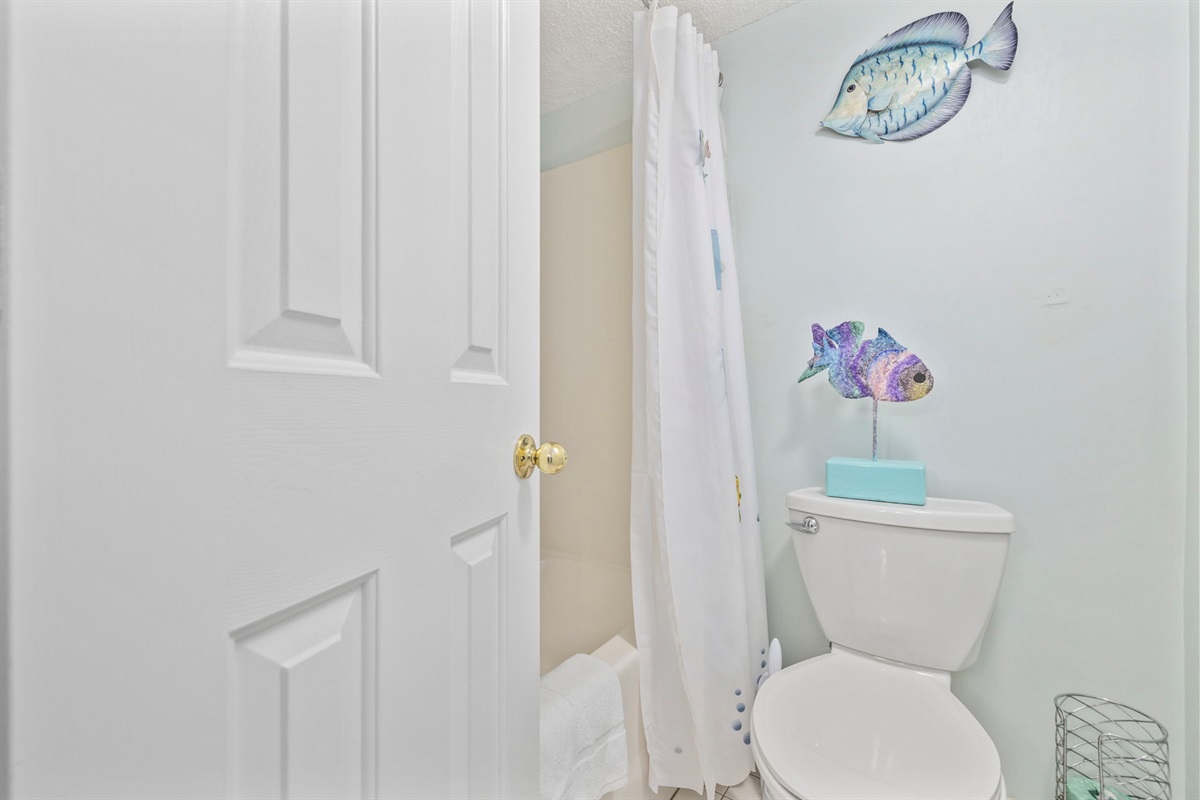 Tub/Shower in Full Bathroom