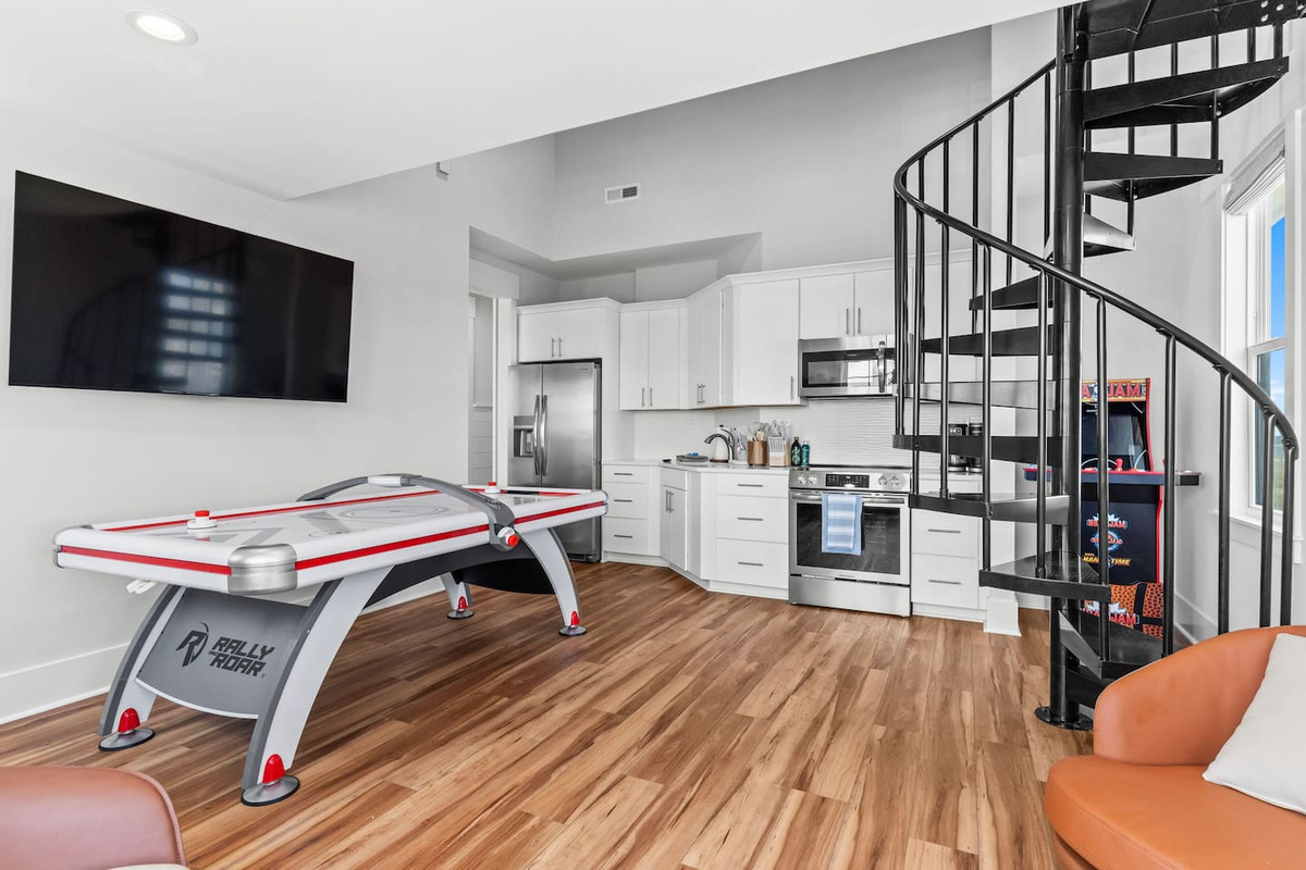 The great vacation debate: what are we watching? At Zen, everyone wins with 14 smart TVs throughout the home. Gather in the game room around the 65-inch TV or enjoy your own entertainment retreat.
