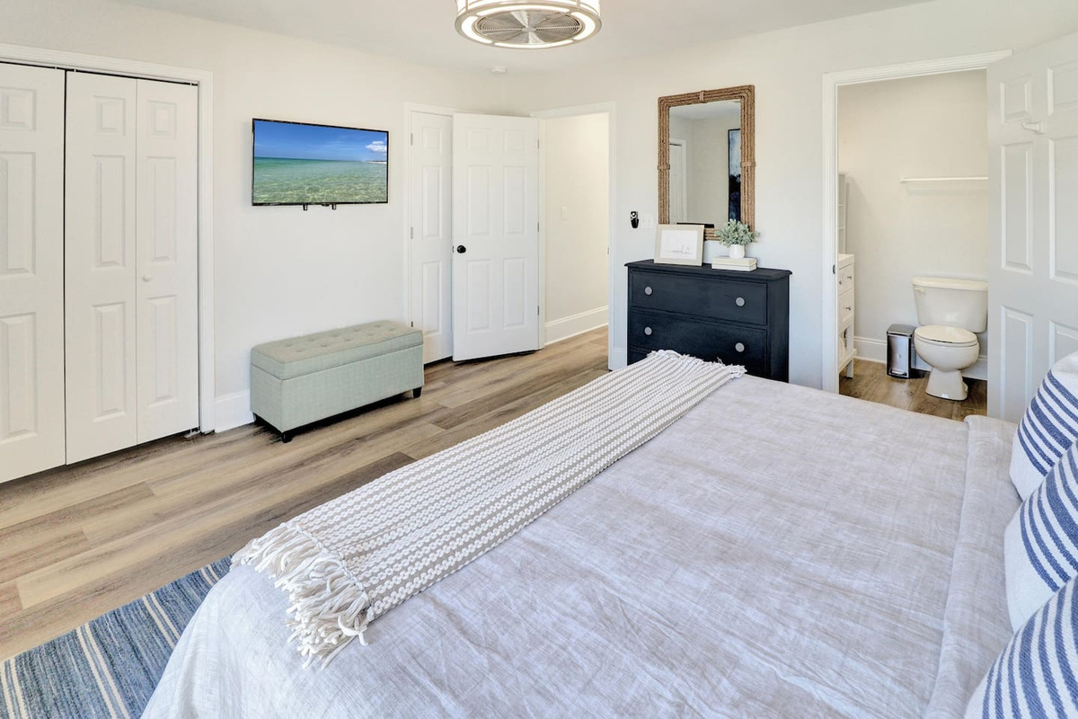 Step into freshly made beds and quality linens mean you sleep like you're at a boutique hotel.	