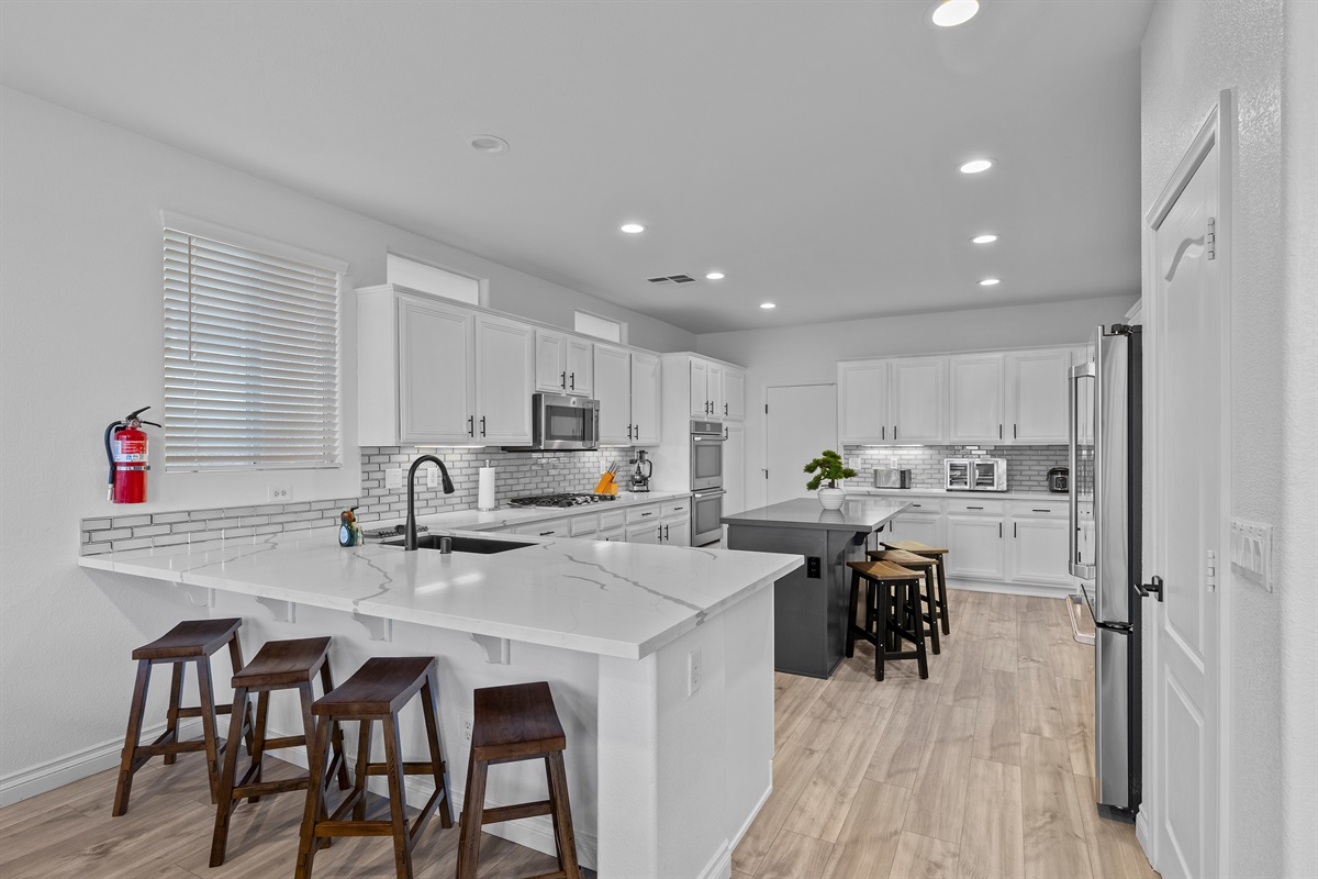 A large and very well equipped kitchen with plenty of counter seating for conversations.  It's Showtime!