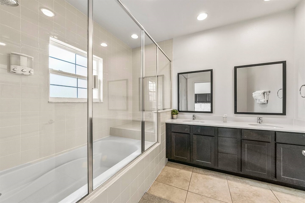 Master bedroom en-suite bathroom