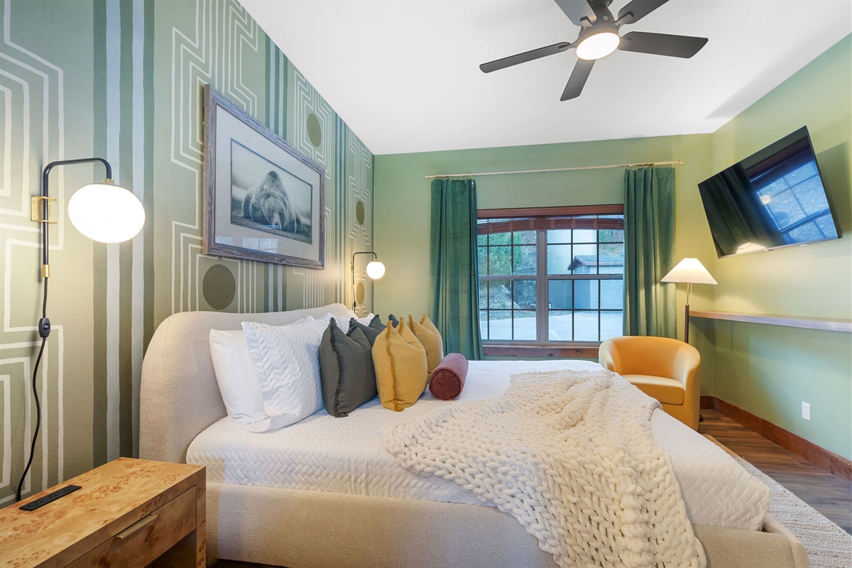 Main level King bedroom w/ handicap accessible bathroom