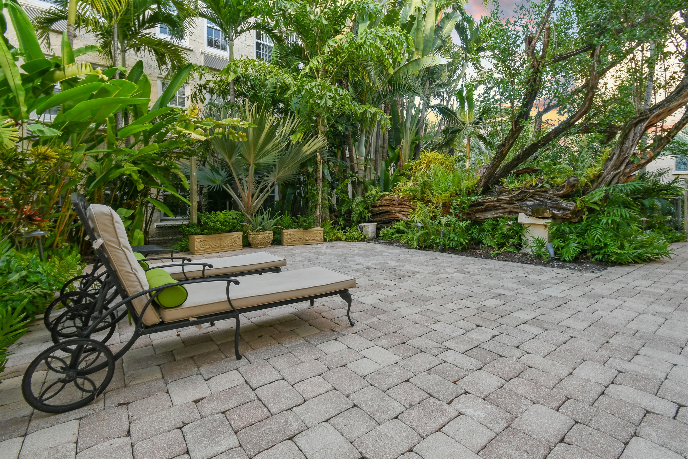 Perfect Peaceful Spot for Reading or Lounging!