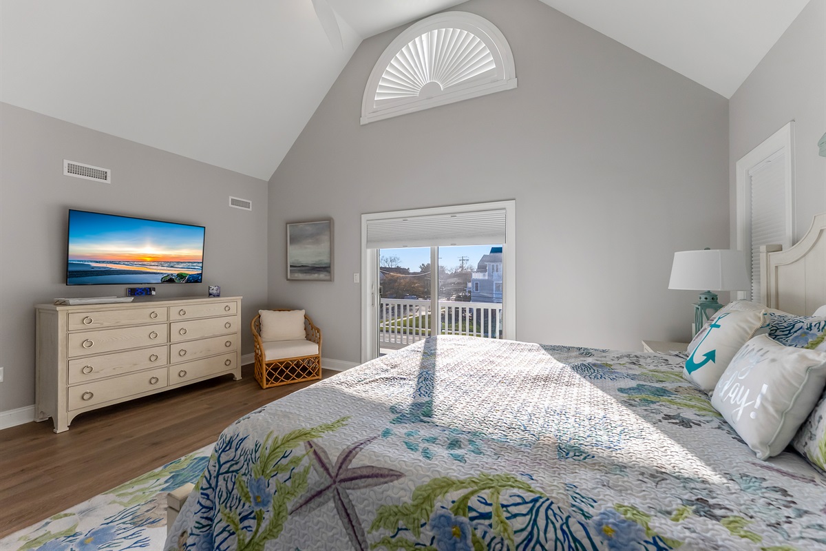 Large Bedroom With Vaulted Ceiling and Private Outdoor Deck