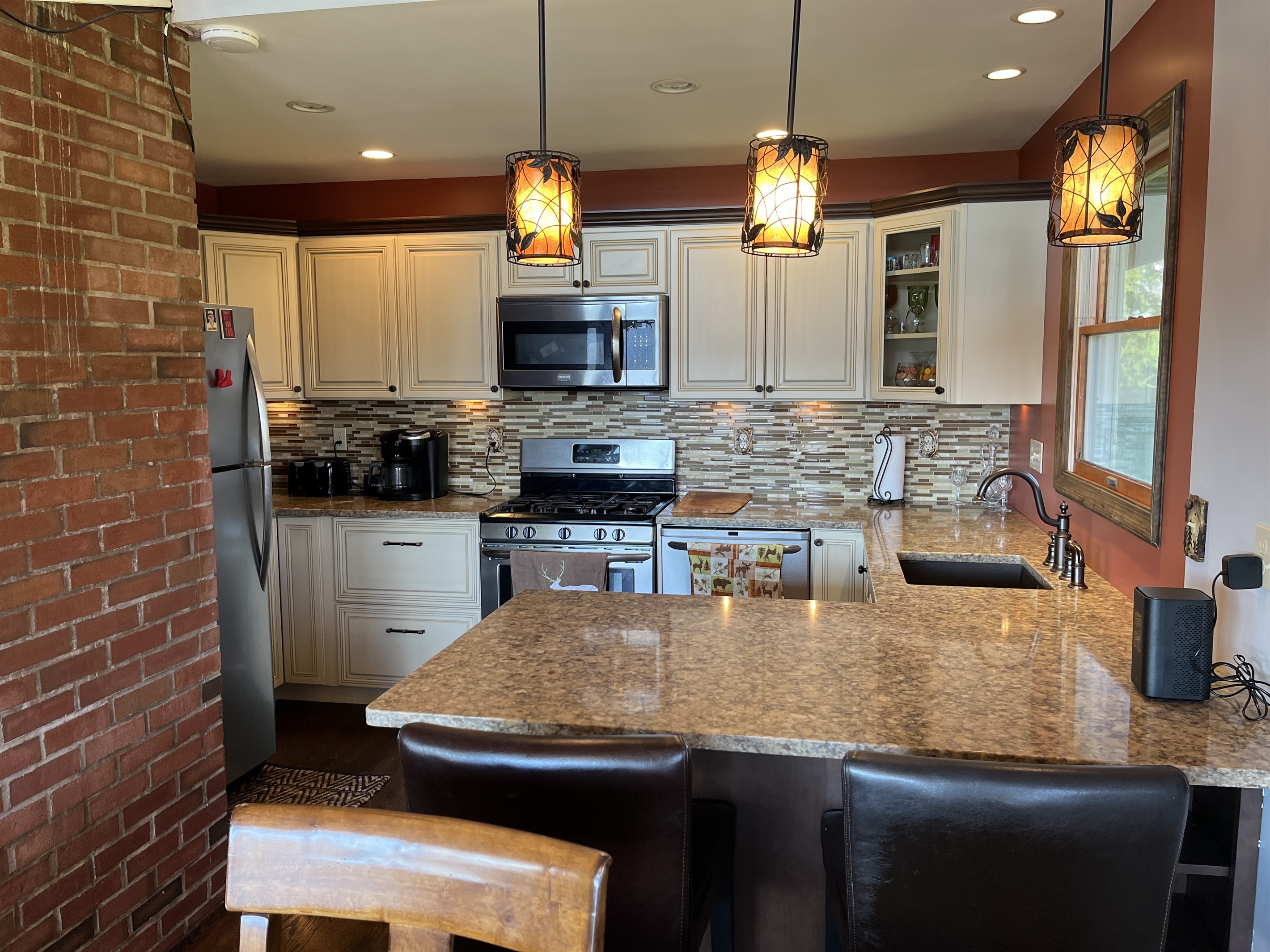 Kitchen with breakfast bar