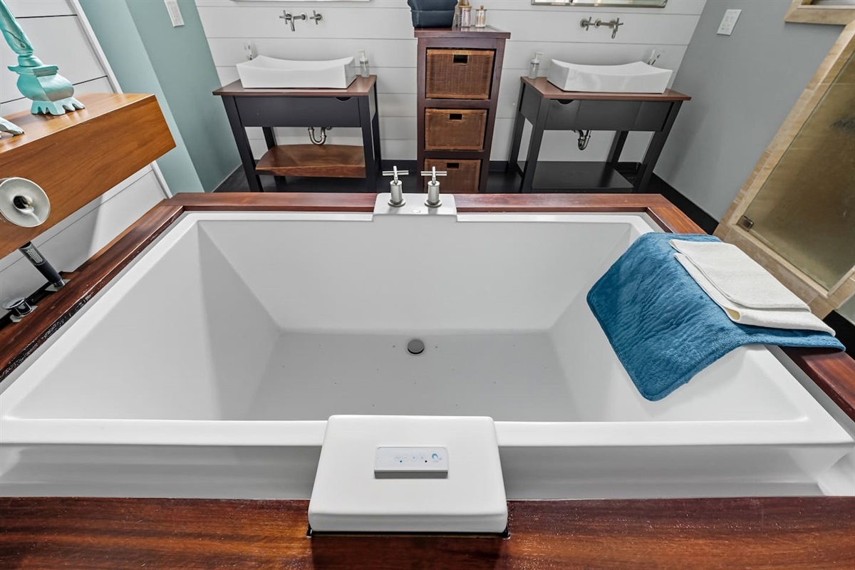 Master jetted bathtub