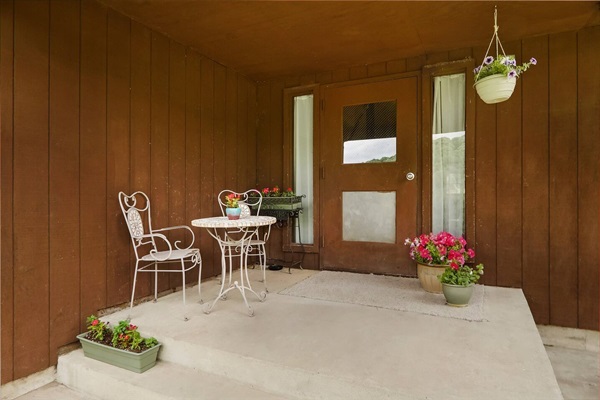 The back patio now includes a 4 burner propane grill with propane for you to enjoy during your stay.