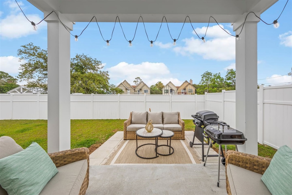 [Back Patio] BBQ & lounging area