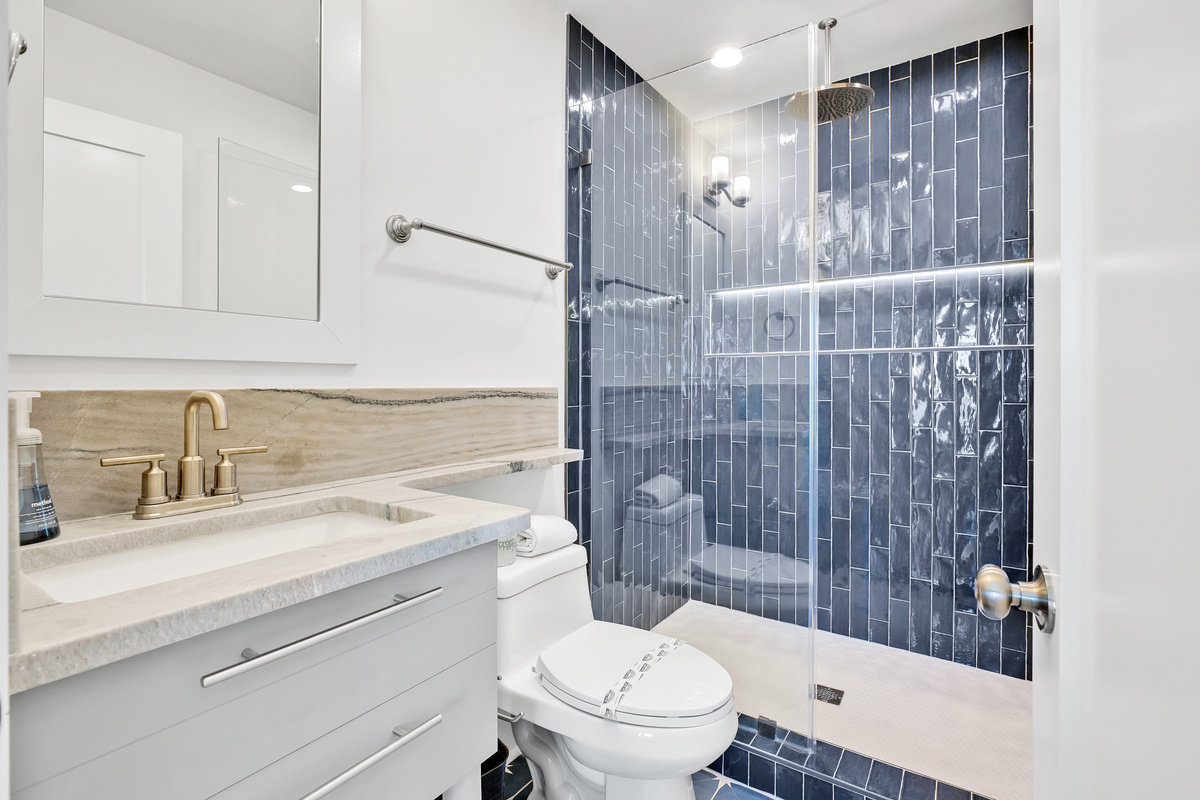 Rain shower with lighted niche