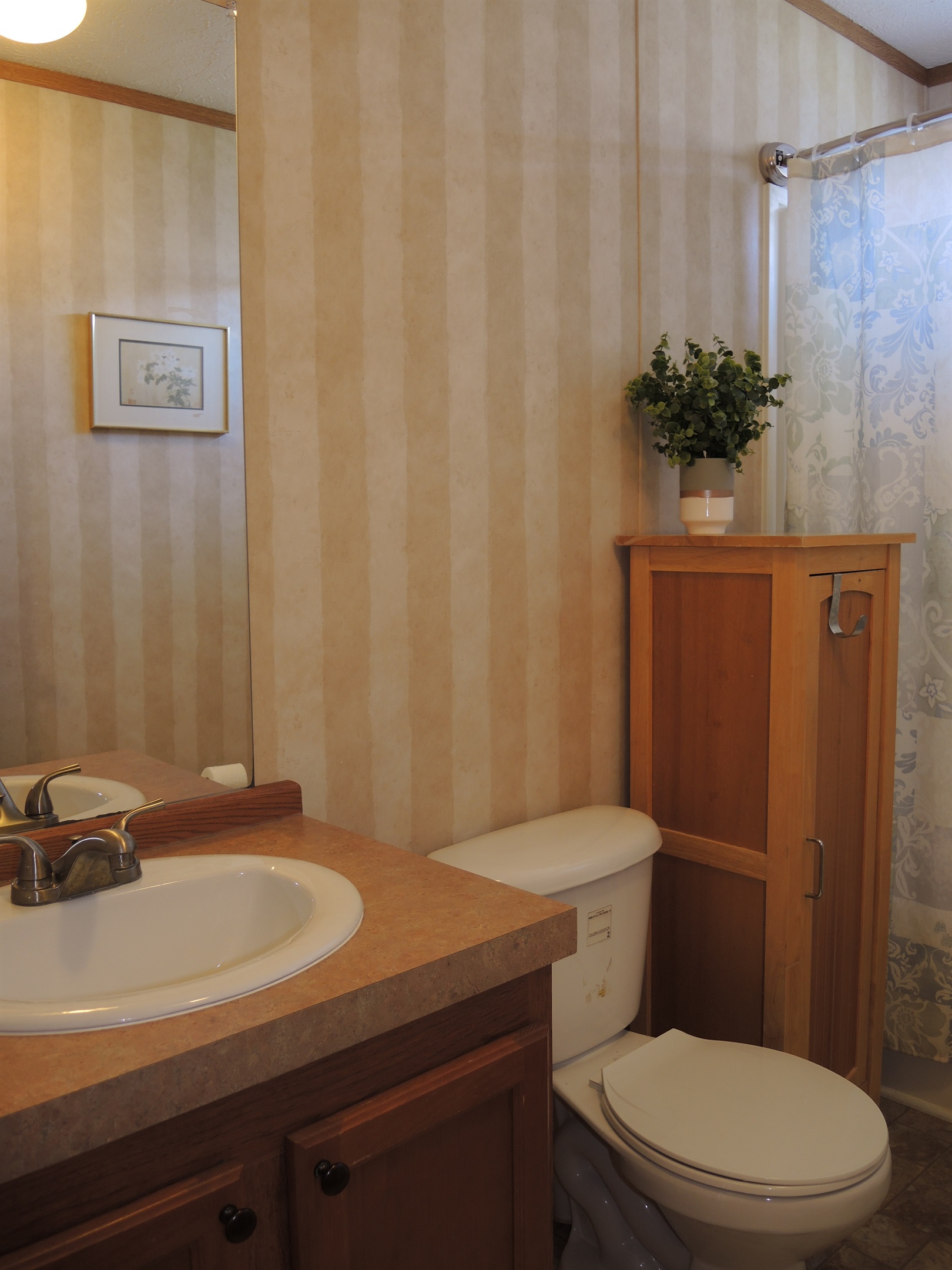Bath off hallway w/ tub/shower