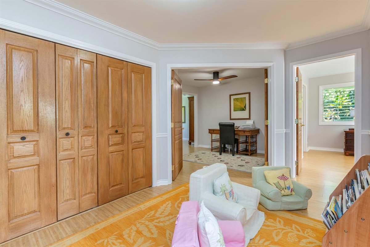 Children's Reading Area.
1st full set of Washers/Dryers behind closet doors.
The second set of Washers/Dryers is in the Ohana area.