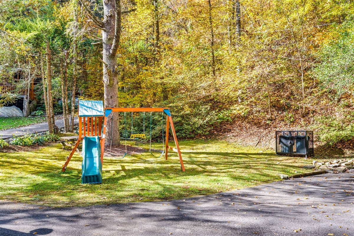 Families can gather in this cabin in the Smoky Mountains where you can enjoy -National Park, BBQ, Hot Tub, arcade, game, fire pit, playground, pool, tennis, basketball, pickle ball.  Easy access:Pigeon Forge, Gatlinburg, Parkway, GSMNP, Wears valley