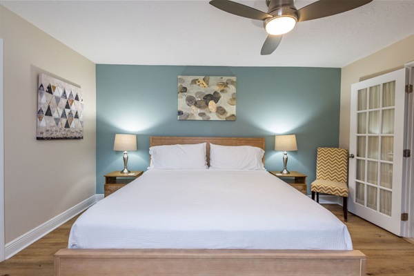 King bedroom with ensuite full bathroom