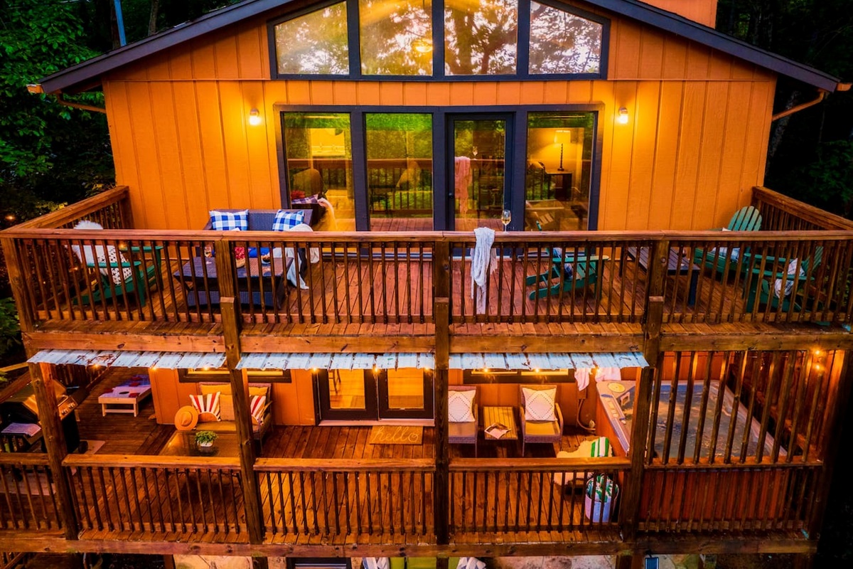 Our charming Smokies retreat is an ideal mountain getaway. Just 3 mins to activities at Ober Gatlinburg.