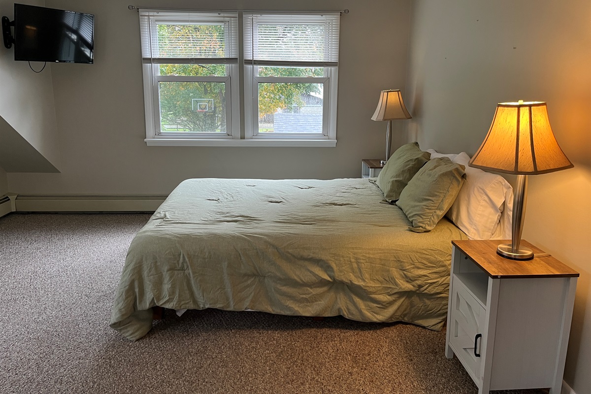 Bdrm 6 - Family Suite Queen, Twins, futon and ensuite bath