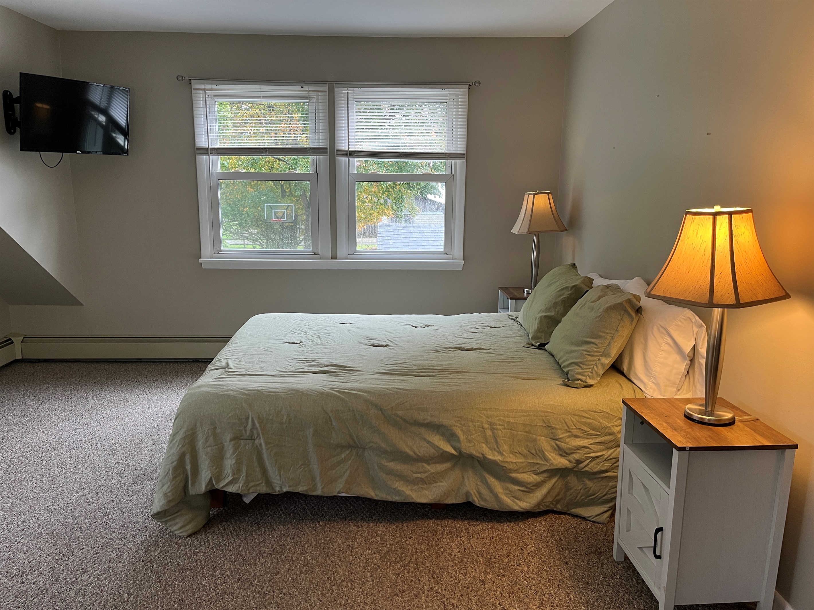 Bdrm 6 - Family Suite Queen, Twins, futon and ensuite bath