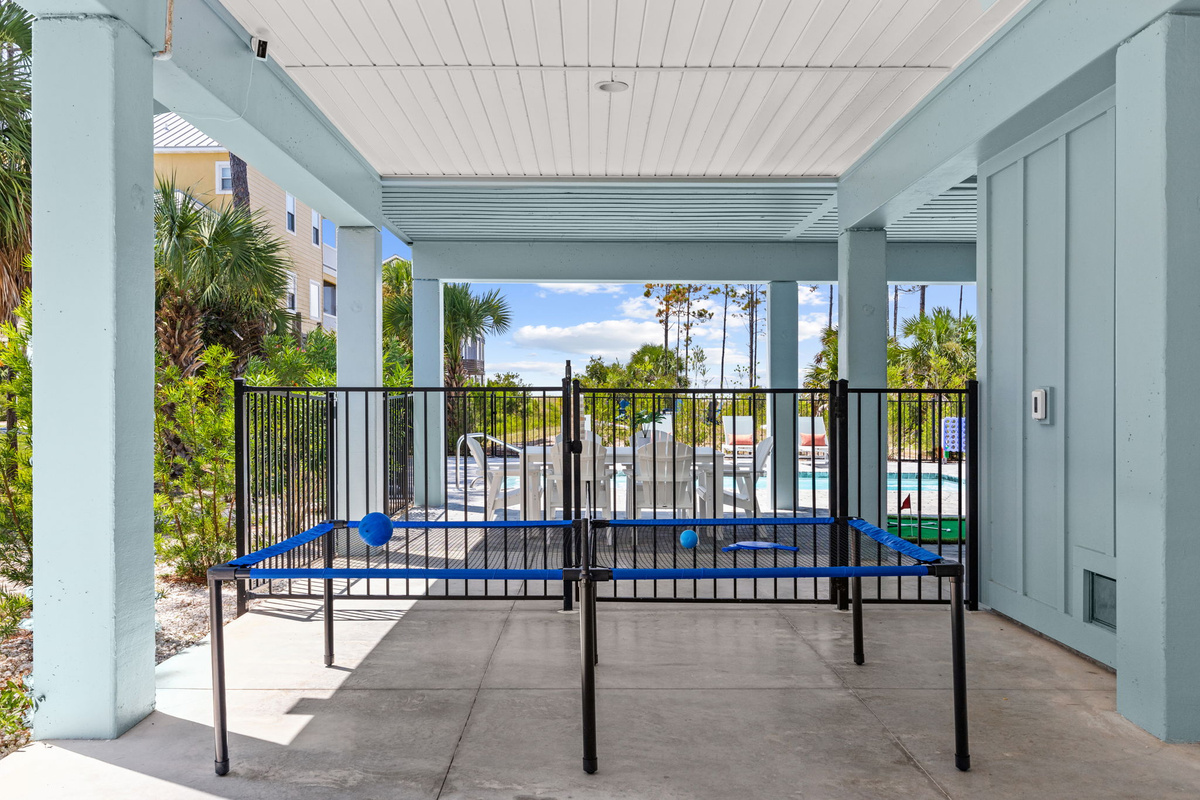 Challenge your family to a game of Spyder Pong and see who earns bragging rights before heading back to the beach.