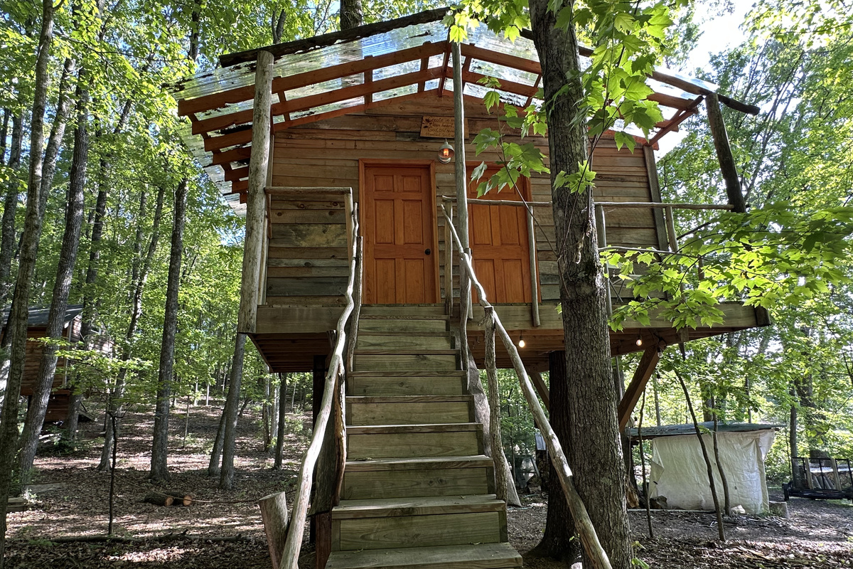 2 room treehouse shower