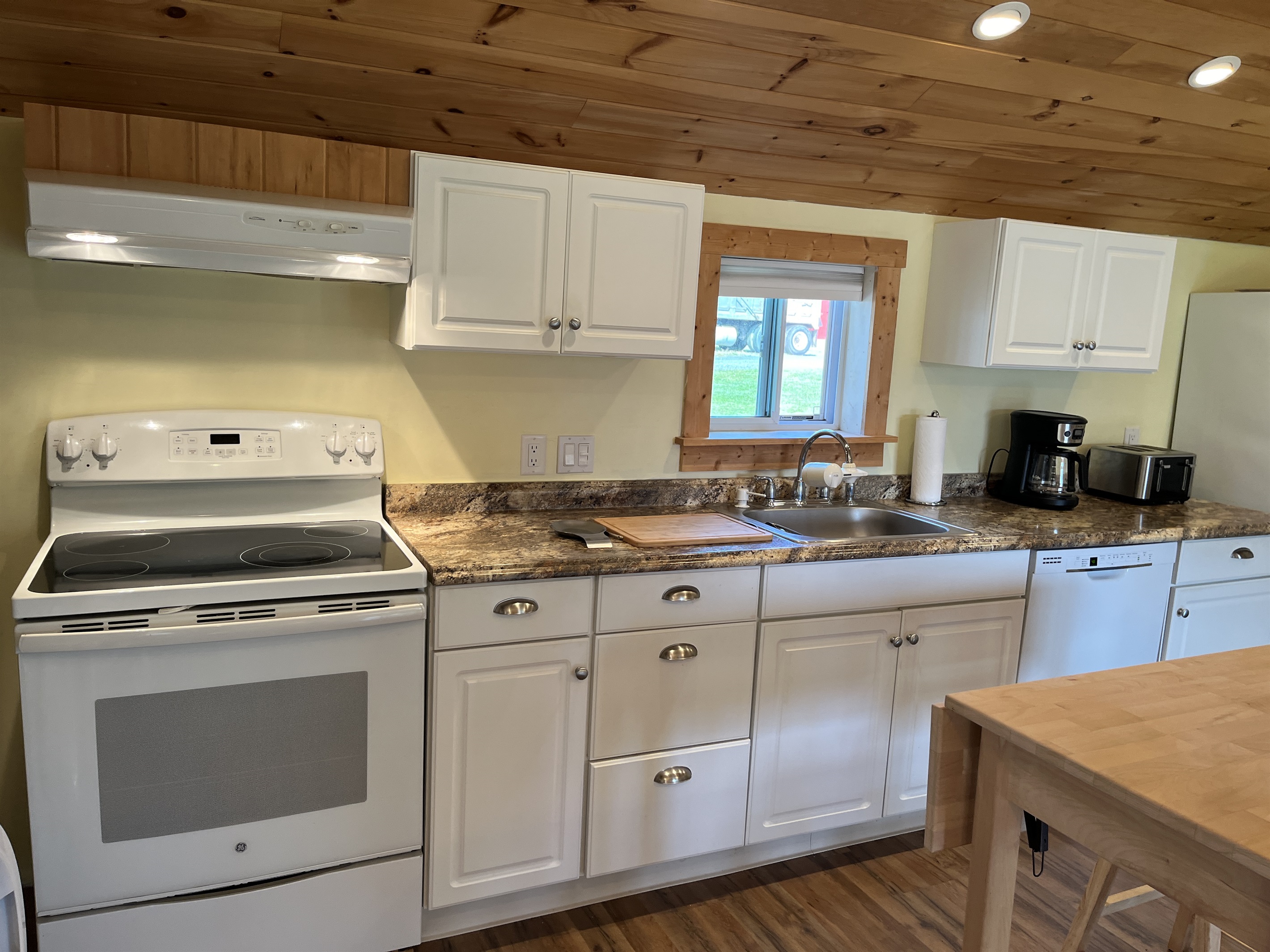Kitchen w/ dishwasher