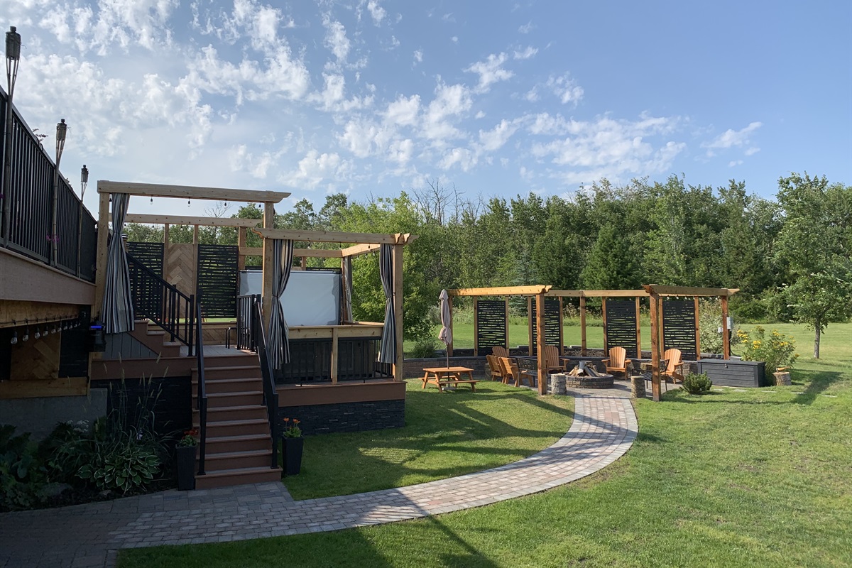 HOT TUB DECK WITH PRIVACY CURTAINS. RELAX IN THE TUB AND ENJOY THE FRESH AIR. PULL BACK THE CURTAINS FOR A LITTLE PRIVACY AND ROMANCE.
