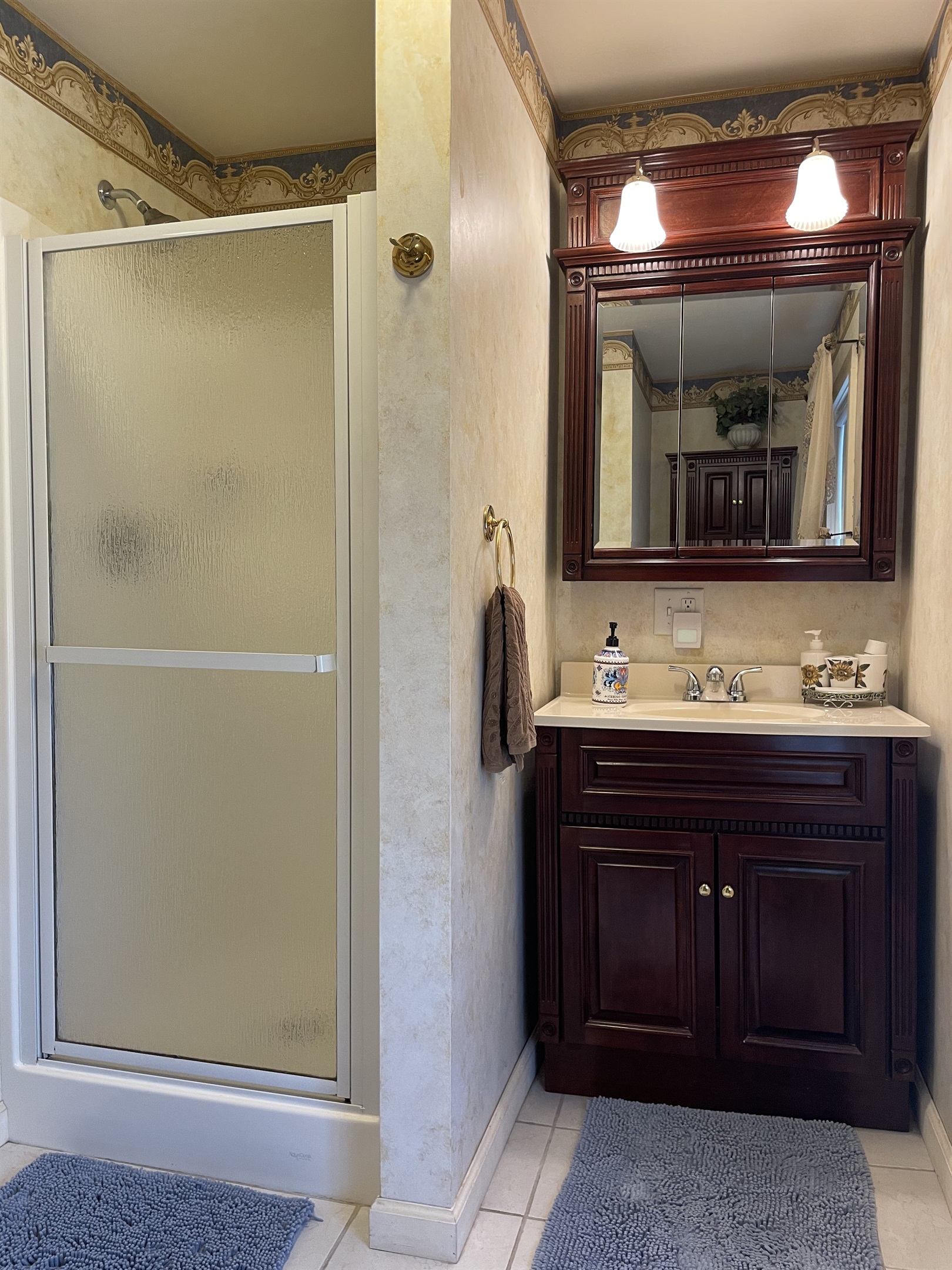 Bath off hallway near Tuscany bdrm