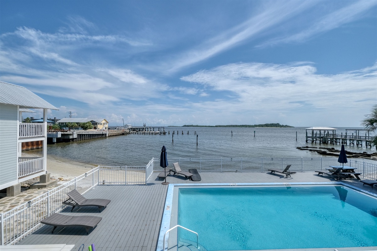 Views of the pool and Gulf