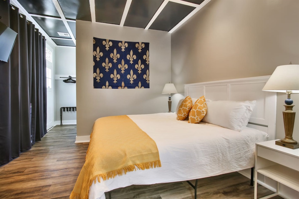 Bedroom 1, rear of house. 1 king bed, huge windows w/ afternoon sun, blackout curtains, 39" smart tv, dresser, luggage rack. Jack & Jill bathroom.