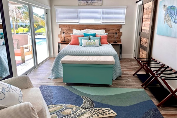 Turtle Room, Primary bedroom with en-suite bathroom