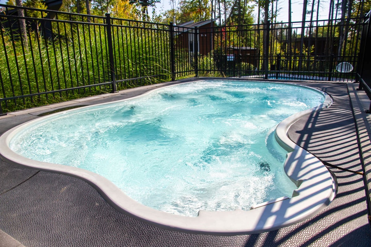 Avec votre réservation chez nous, vous aurez accès au complexe incluant piscine (été), spa & sauna (à l'année) et la salle de jeux/détente !