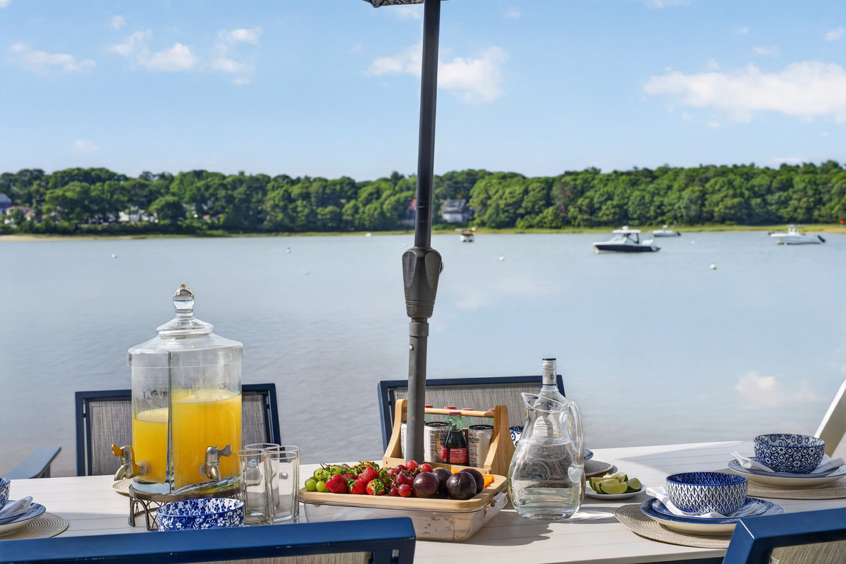 Start your day with breakfast on the patio while soaking in panoramic views of the bay.