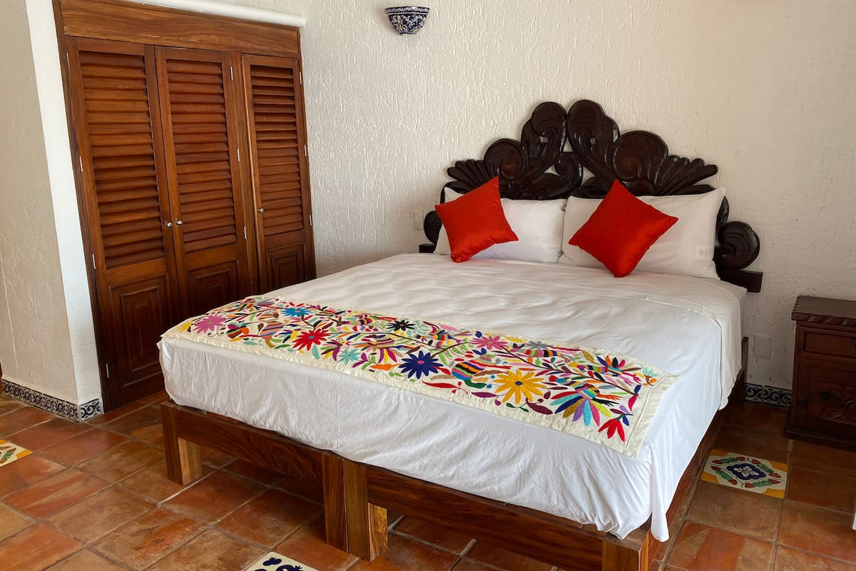 Master Suite King Bed with Ocean Views.
Cuarto Master con cama King en la Hacienda con vistas del mar. 
