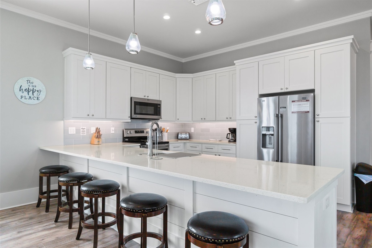 Kitchen With Seating For 5 At The Counter