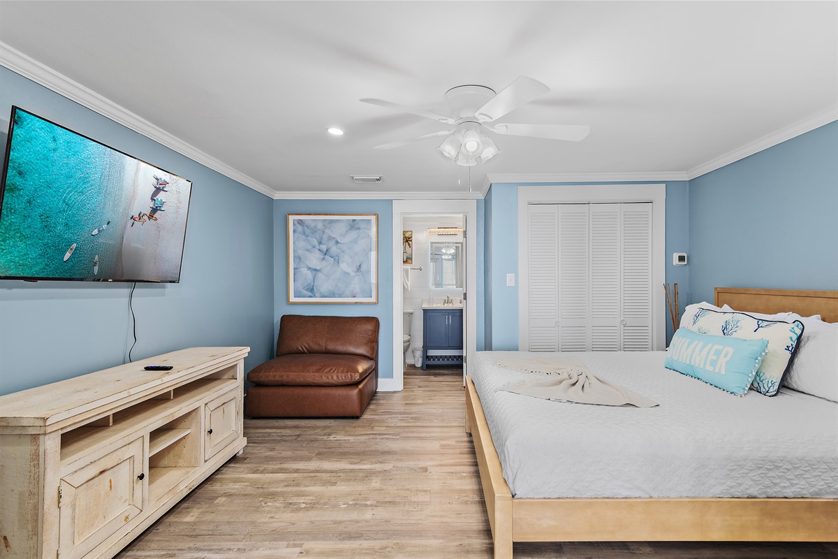 Costa Del Sol A-9: Guest Room 3 (Level 1): King bed, Smart TV, Private, Remodeled Bathroom with Walk In Shower (Sleeps 2)