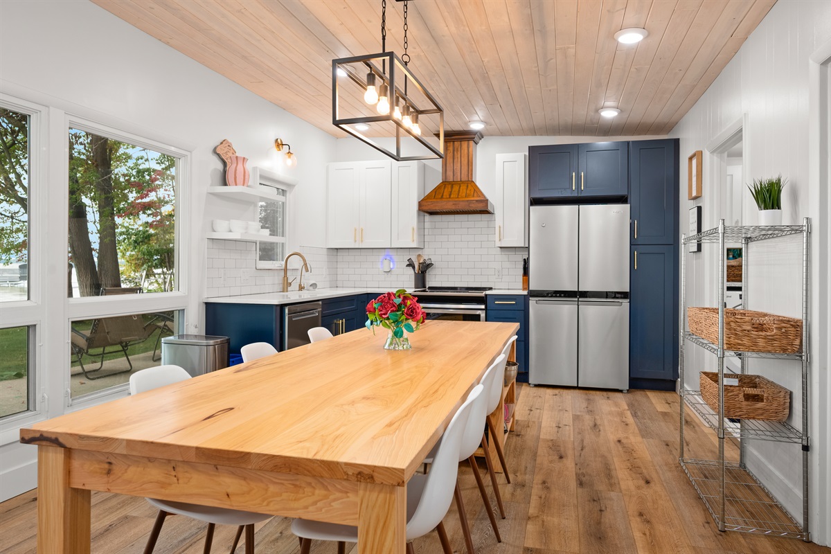 Modern Kitchen & Dining Area