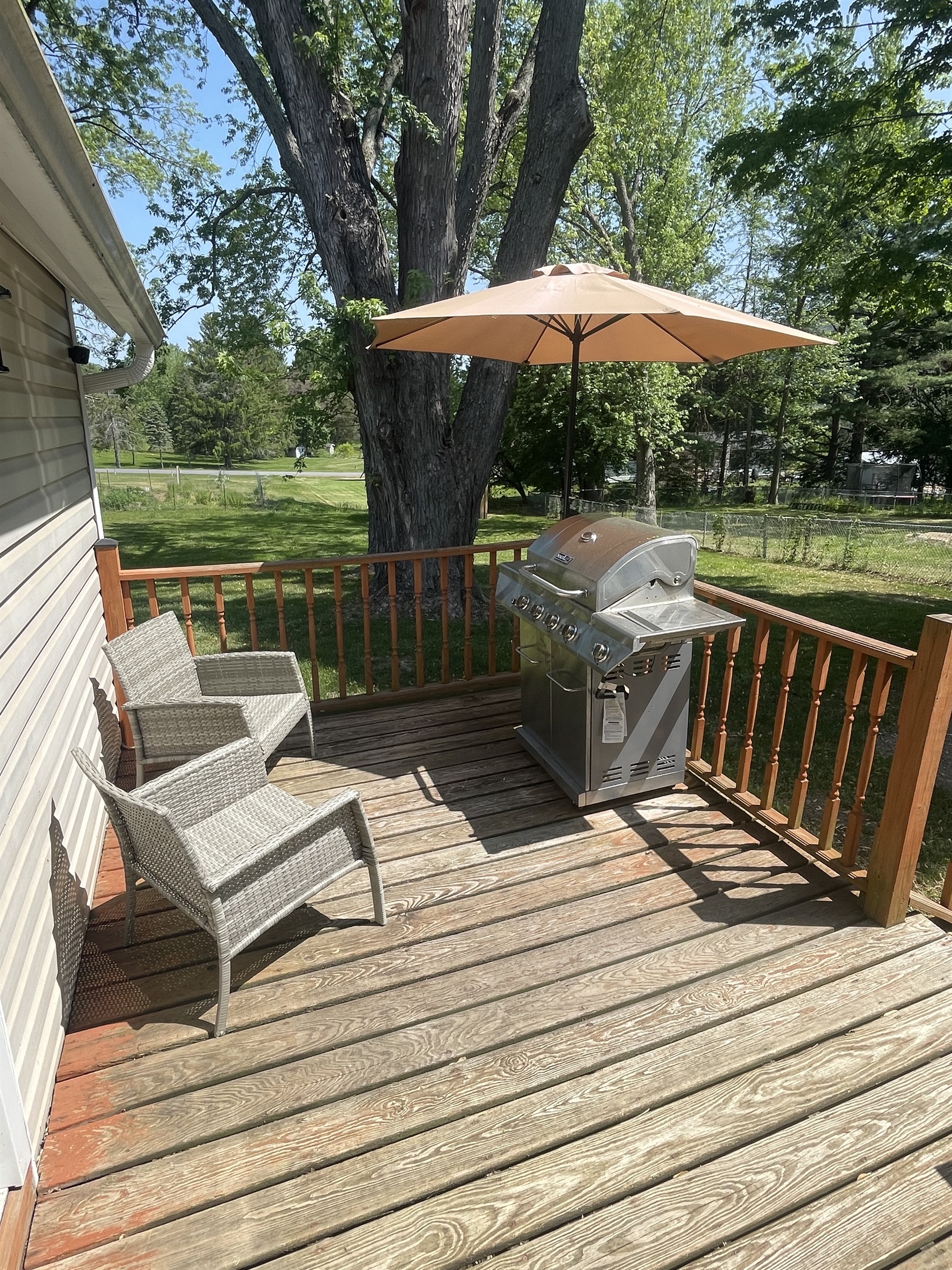 Back deck with gas grill