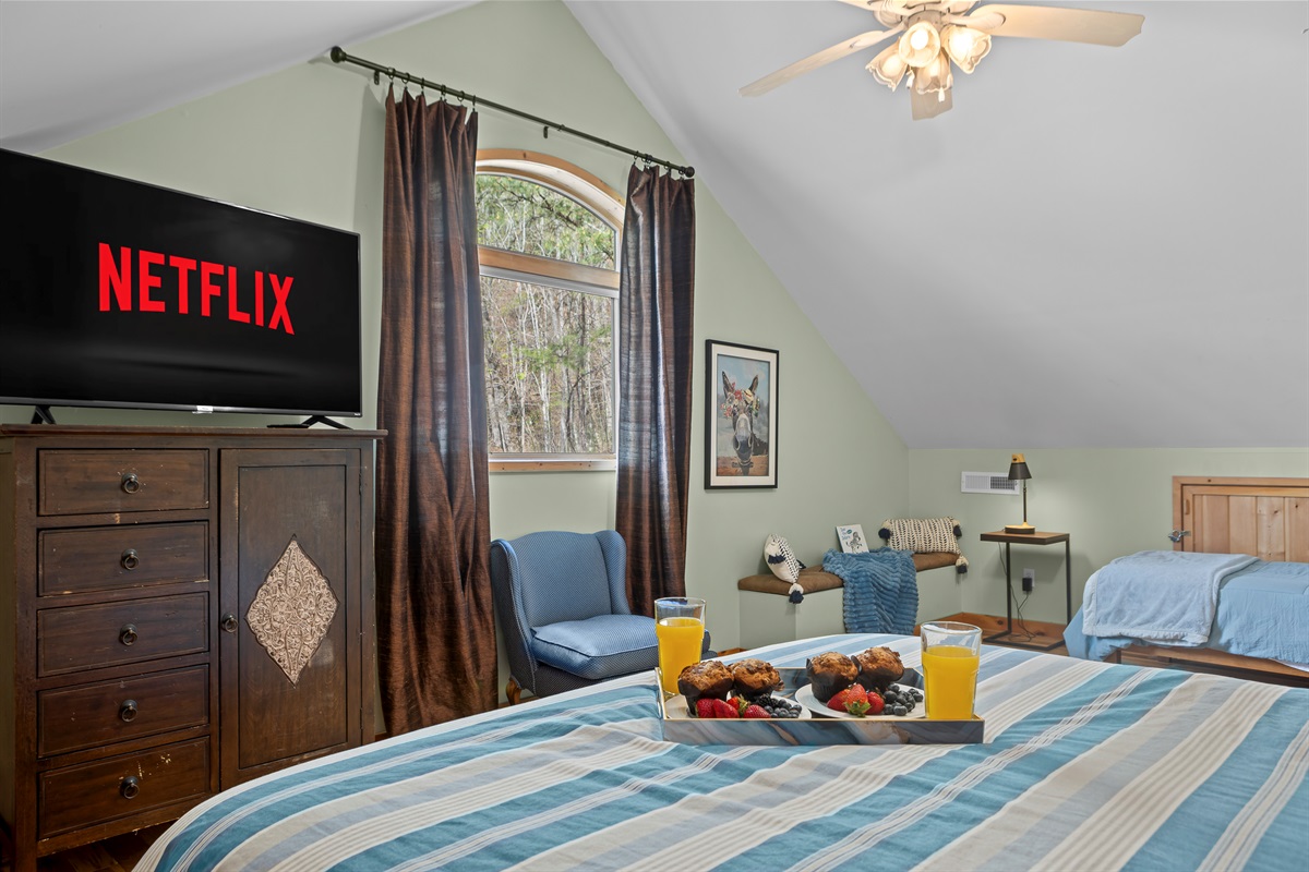Queen Bedroom 3: Enjoy movie nights on Netflix and breakfast in bed with stunning nature views!