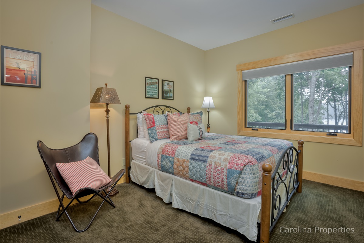 Bedroom with queen size bed