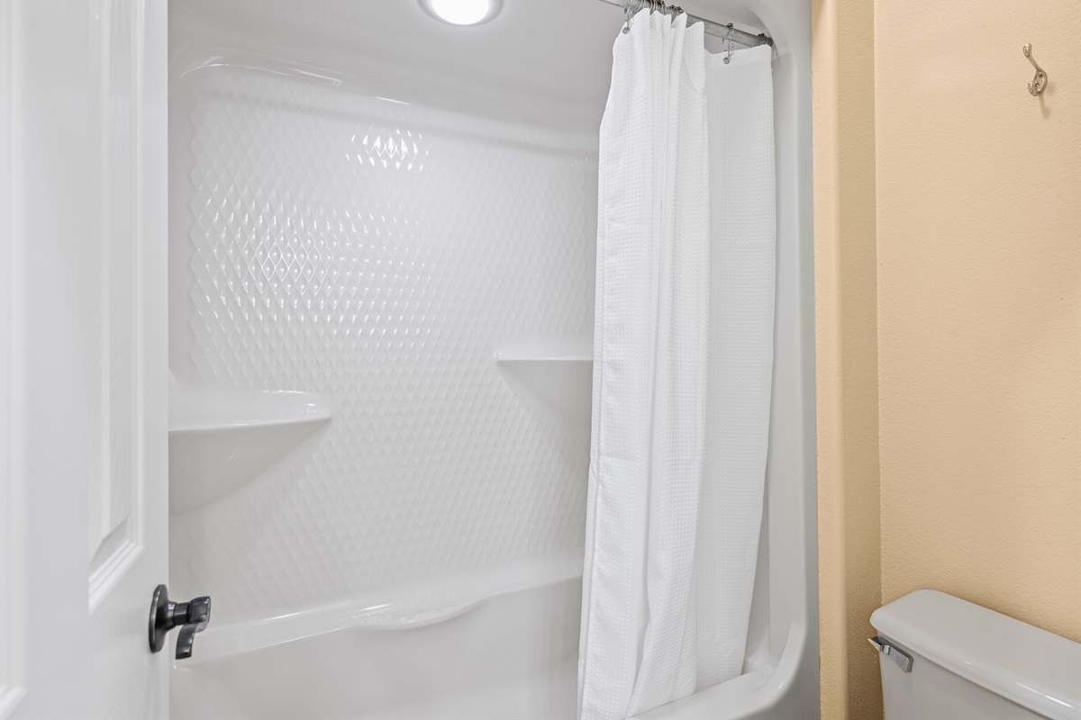 Bright and clean bathroom with tub/shower combo.