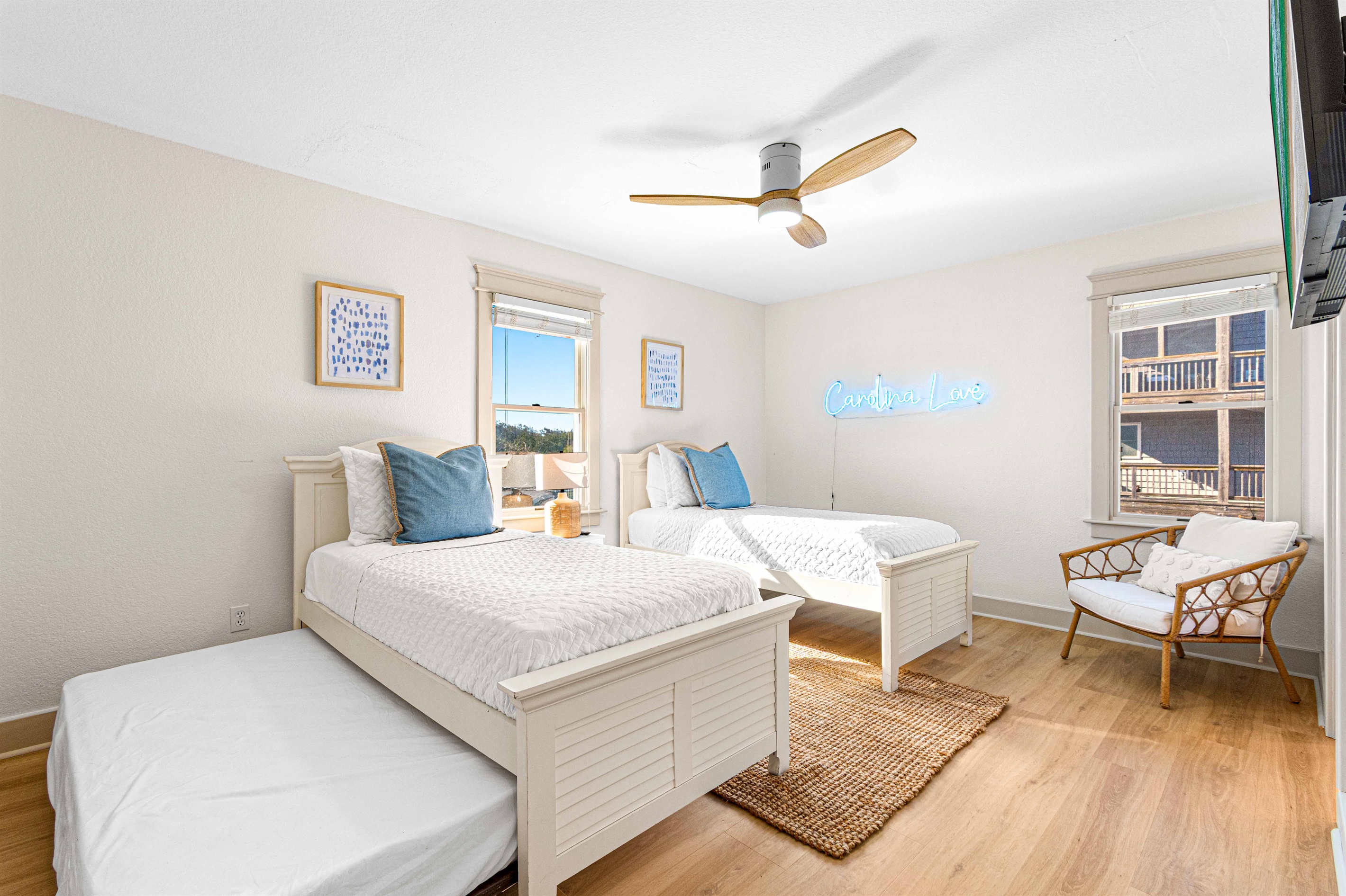 Pull out trundle included