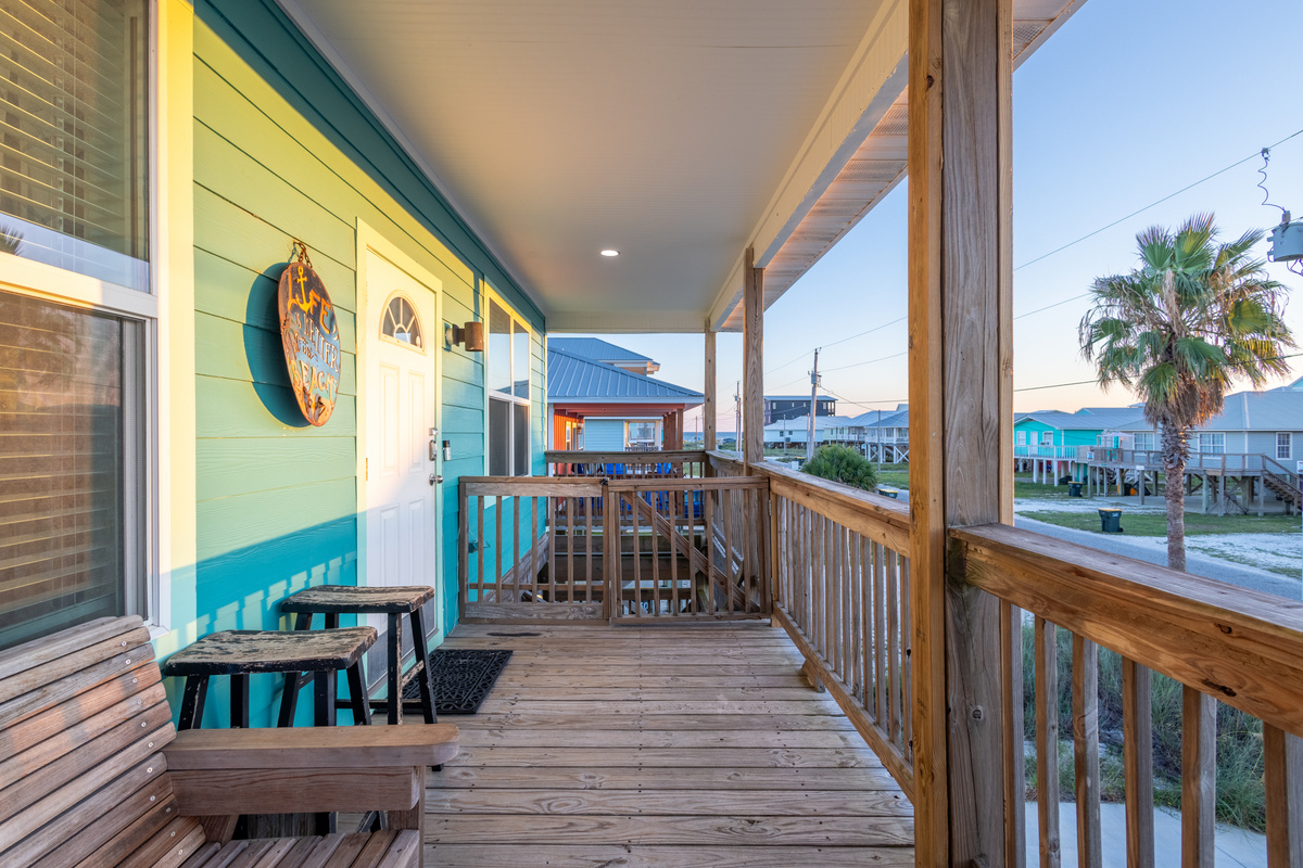 Front deck with gate to keeps children and pets safe